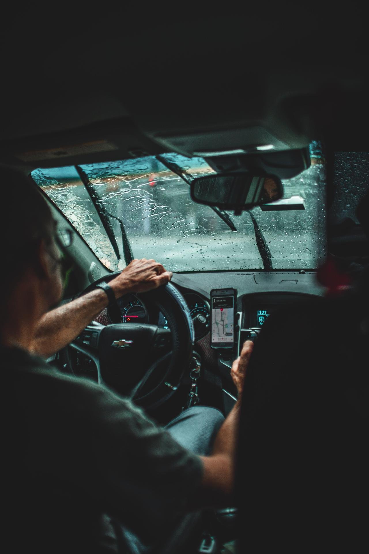 Motorista autônomo ao volante com GPS no celular — Move Brasil e a realidade do transporte